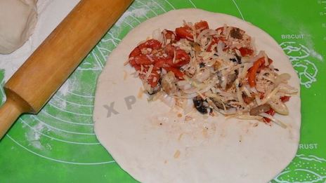 закрытая пицца кальцоне с курицей и грибами