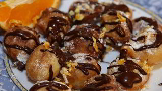 Апельсиновые пончики с шоколадным соусом
