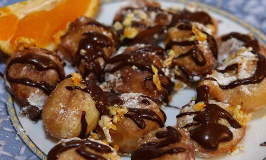 Рецепт апельсиновых пончиков с шоколадным соусом