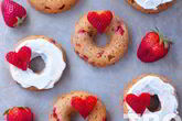 Клубничные пончики