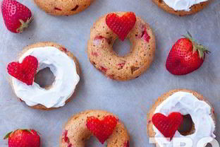 Клубничные пончики