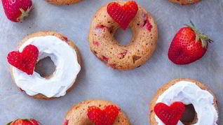 Клубничные пончики