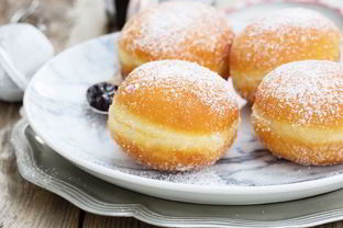 Пончики из слоеного теста