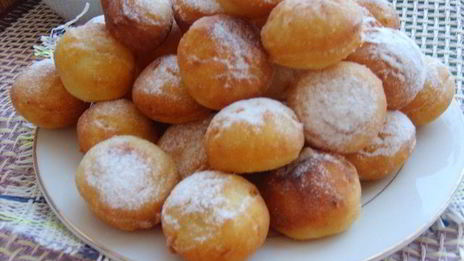 пончики картофельные со смородиновым соусом