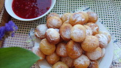 пончики картофельные со смородиновым соусом