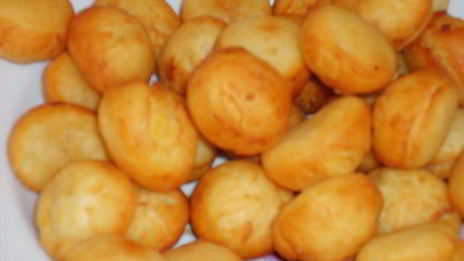 пончики картофельные со смородиновым соусом