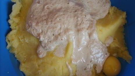 пончики картофельные со смородиновым соусом