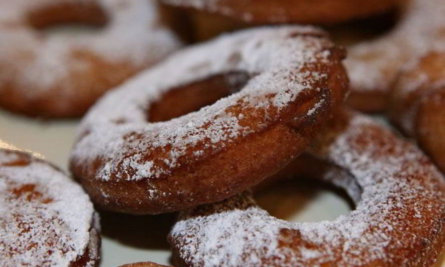 Рецепт пончиков на кефире с корицей и мускатным орехом