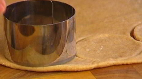 пончики на кефире с корицей и мускатным орехом