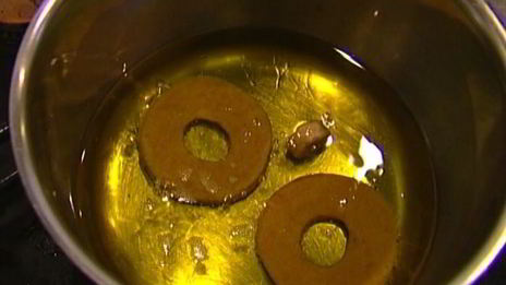 пончики на кефире с корицей и мускатным орехом