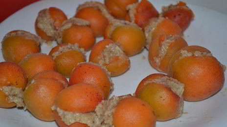 пончики с абрикосами и миндальной начинкой