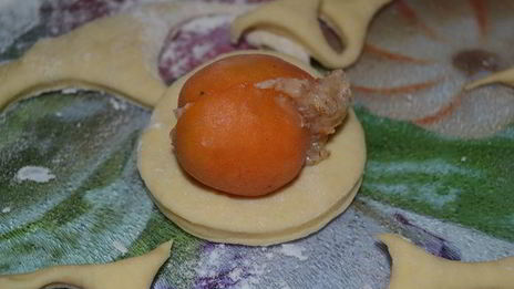 пончики с абрикосами и миндальной начинкой