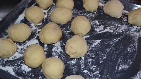 пончики с абрикосами и миндальной начинкой