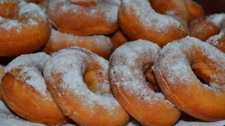 Воздушные пончики на дрожжах по-домашнему