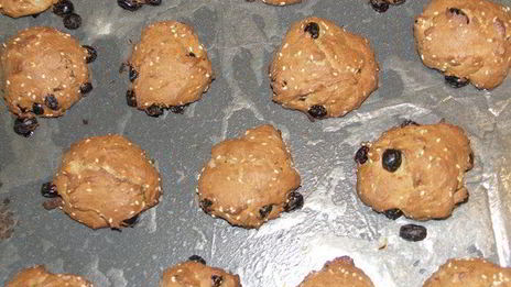 пряники с кунжутом, изюмом и мятой