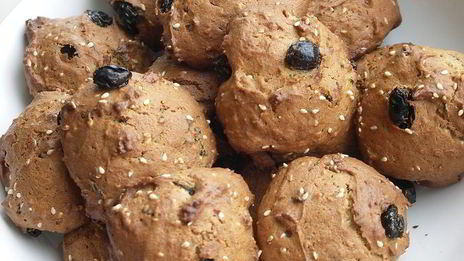 пряники с кунжутом, изюмом и мятой