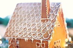 Рождественский снежный пряничный домик