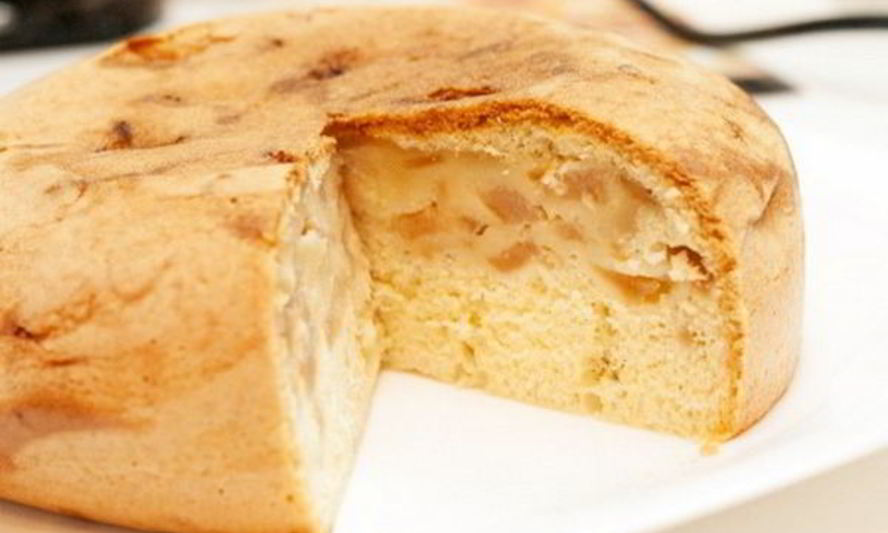 Рецепт нежной яблочной шарлотки в мультиварке