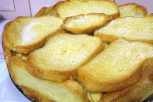 Шарлотка из батона с яблоками