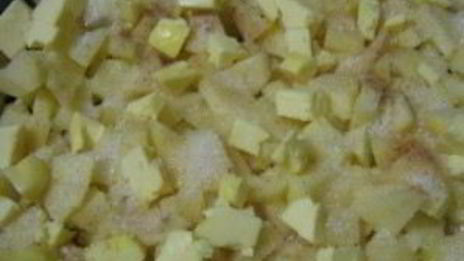 шарлотка из батона с яблоками