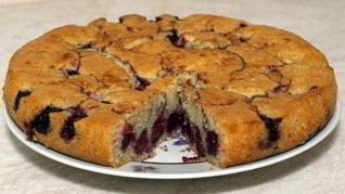 Шарлотка из хлеба с вишней по-польски