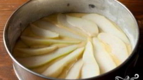 шарлотка с грушей