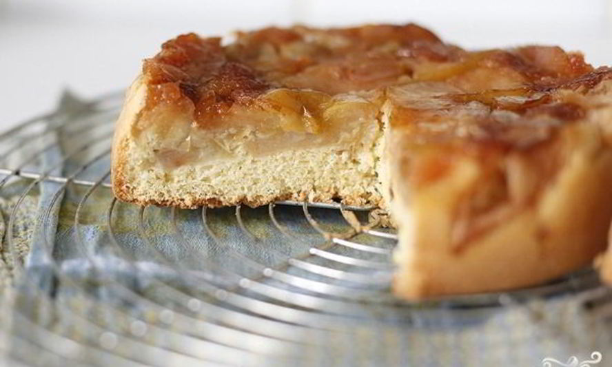 Рецепт шарлотки с карамелизированными яблоками