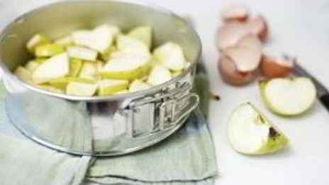 шарлотка с карамелизированными яблоками