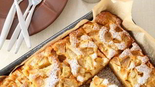 Шарлотка с кислыми яблоками и корицей