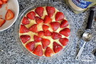 Шарлотка с клубникой