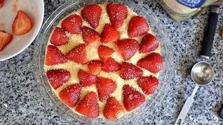 Шарлотка с клубникой