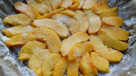 шарлотка с персиками