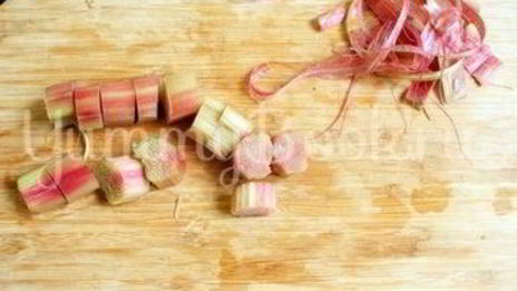 шарлотка с ревенем в мультиварке