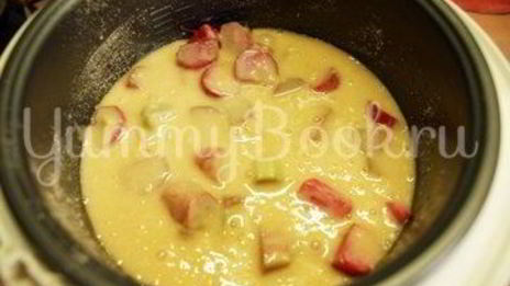 шарлотка с ревенем в мультиварке