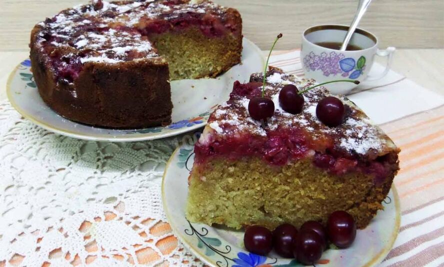 Рецепт шарлотки с вишней и яблоками на простокваше