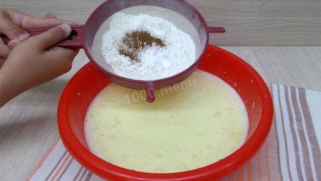 шарлотка с вишней и яблоками на простокваше