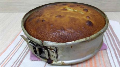 шарлотка с вишней и яблоками на простокваше