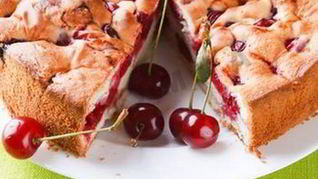 Шарлотка с вишней в мультиварке