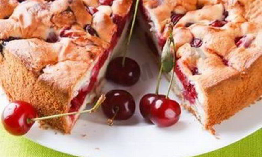 Рецепт шарлотки с вишней в мультиварке