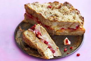 Шарлотка с яблоками и брусникой