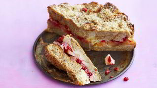 Шарлотка с яблоками и брусникой