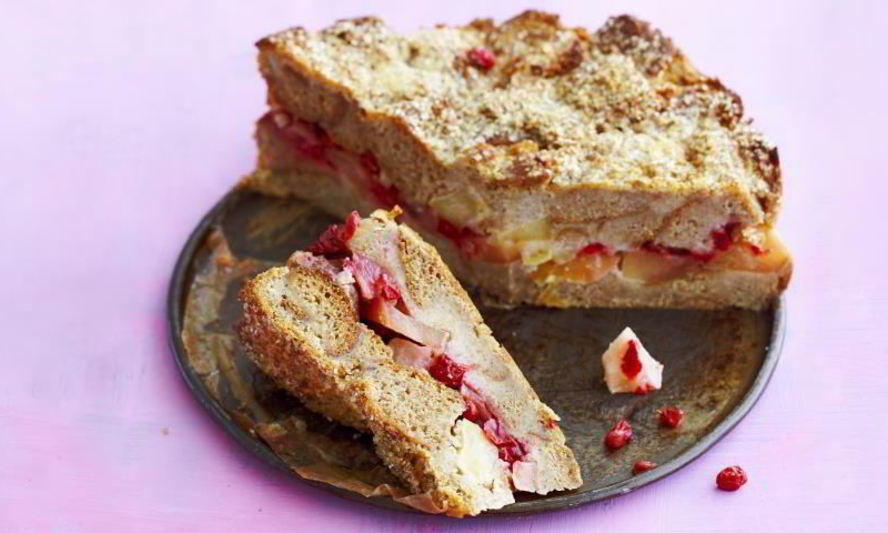 Рецепт шарлотки с яблоками и брусникой