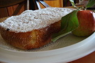 Шарлотка с яблоками и изюмом