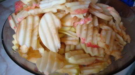 шарлотка с яблоками и изюмом