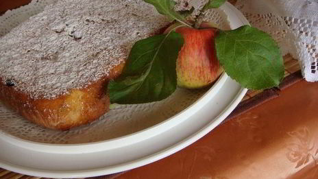 шарлотка с яблоками и изюмом