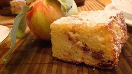 шарлотка с яблоками и изюмом