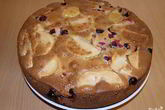 Шарлотка с яблоками и смородиной