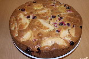 Шарлотка с яблоками и смородиной