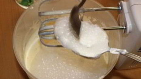 шарлотка с яблоками и смородиной