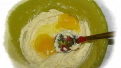 шарлотка с яблоками на кефире